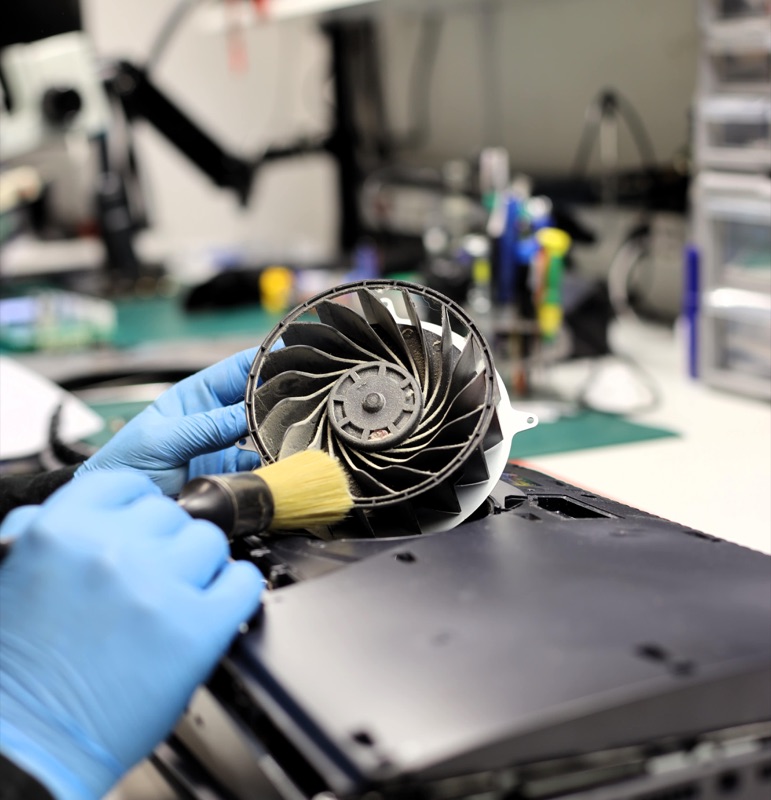 PS5 Lüfter-Reinigung und Flüssigmetall-Service in der Werkstatt von KM Elektronik Recklinghausen