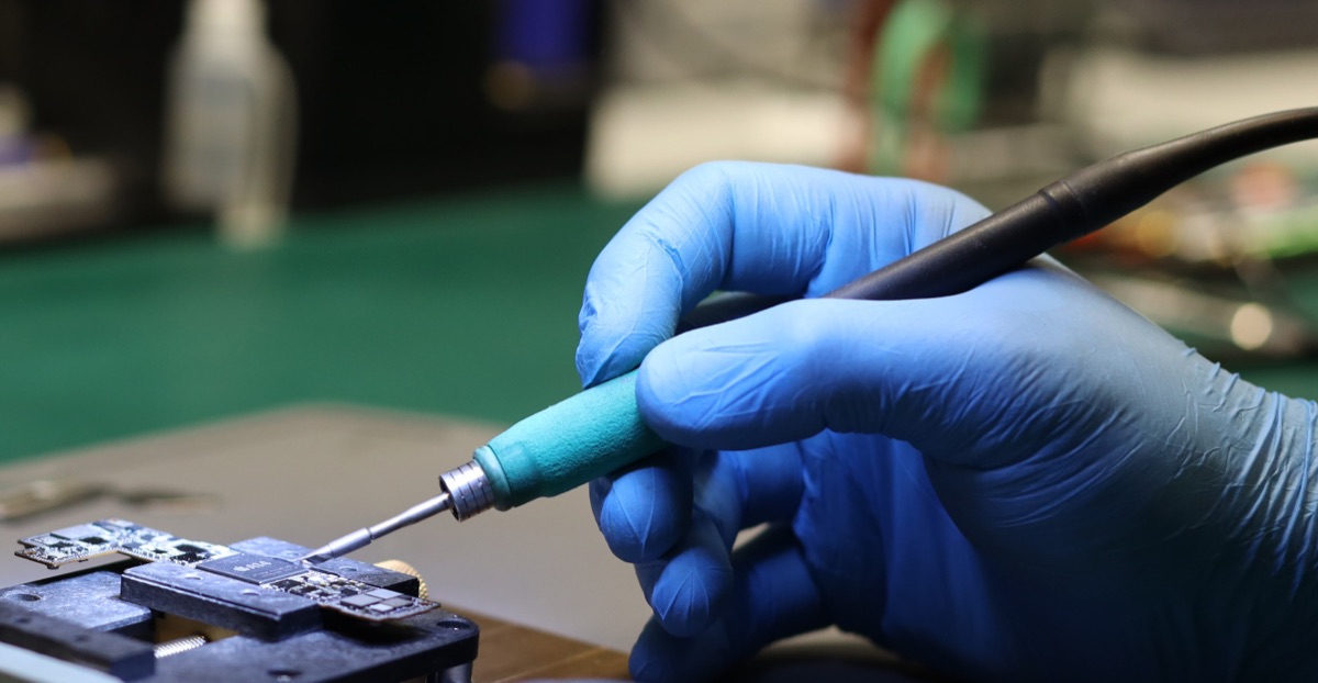 Präzisions-Lötstation in der Werkstatt von KM Elektronik — Joy-Con Stick-Tausch