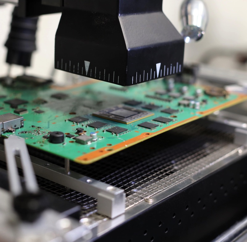 BGA-Reballing und Mikrolöten unter der Reflow-Station bei KM Elektronik Recklinghausen