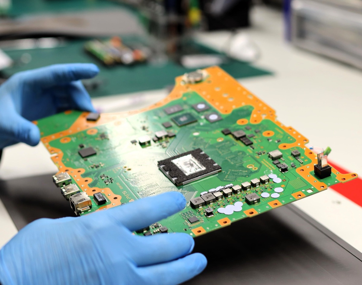 PS5 Mainboard mit APU in der Hand — KM Elektronik Mikrolöt-Werkstatt