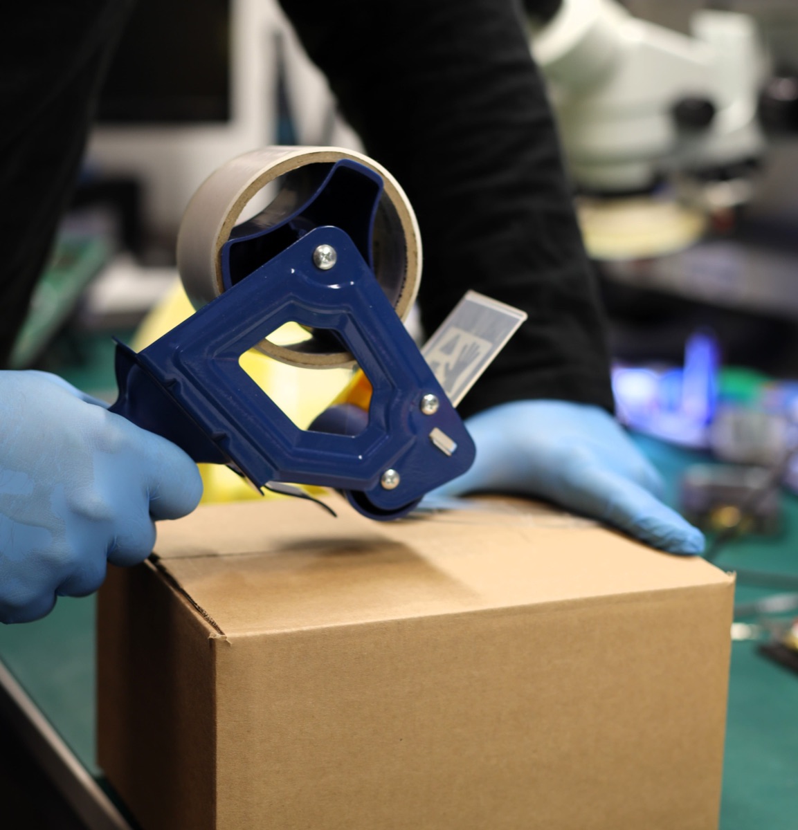 Versichertes Einpacken einer Konsole für den Rückversand bei KM Elektronik